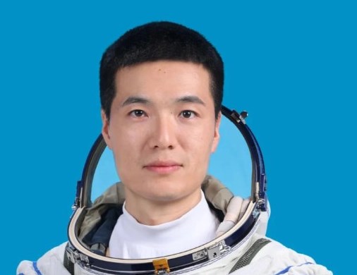 神舟十八号航天员：李聪