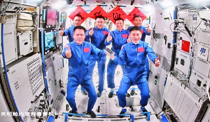 神舟十八号3名航天员顺利进驻中国空间站