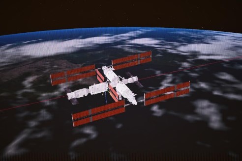 神舟十八号载人飞船与空间站组合体完成自主快速交会对接