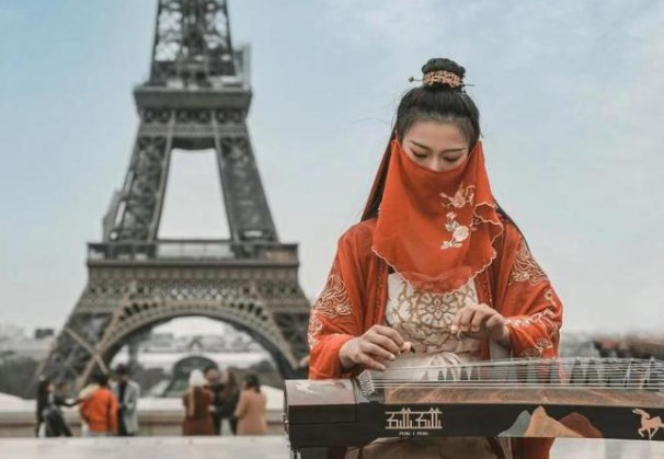 http://cmsapi.quanxi.cc法国街头，“古筝女孩”展现中国传统文化之美