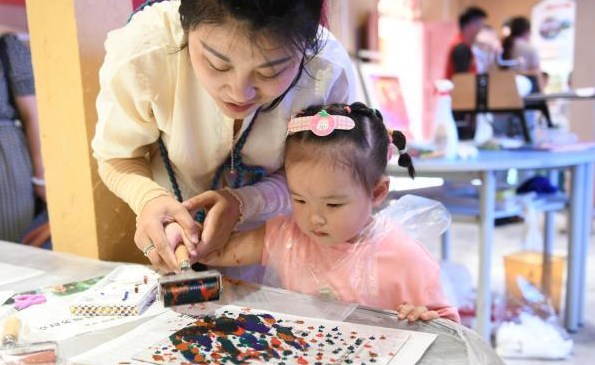 重庆綦江农民版画“守艺人”刘月：推动农民版画非遗技艺薪火相传