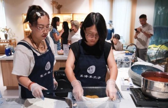 媒体走进河北高阳 体验草木染技艺