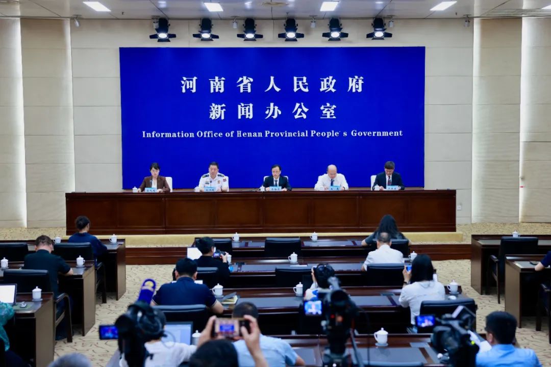 省财政厅党组成员、副厅长王崴出席省政府新闻发布会并回答记者提问