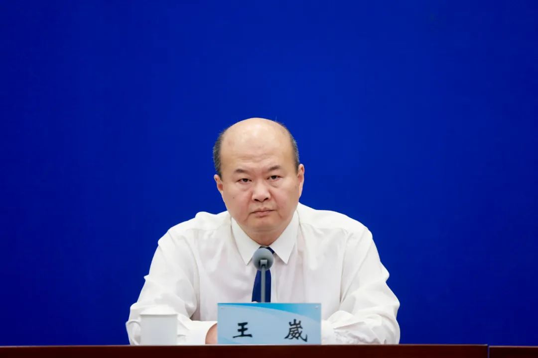 省财政厅党组成员、副厅长王崴出席省政府新闻发布会并回答记者提问