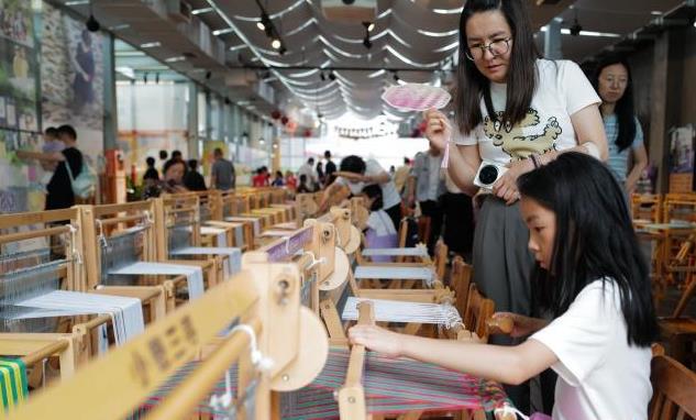 浙江杭州：手工艺项目吸引民众体验