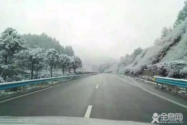 河北承德今冬初雪，辖区内四条高速全线关闭