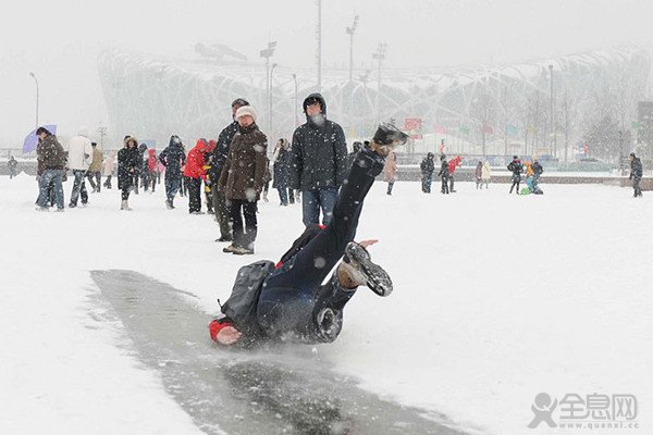 下雪天出门摔倒如何自救
