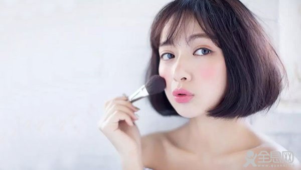 腮红也能修容？