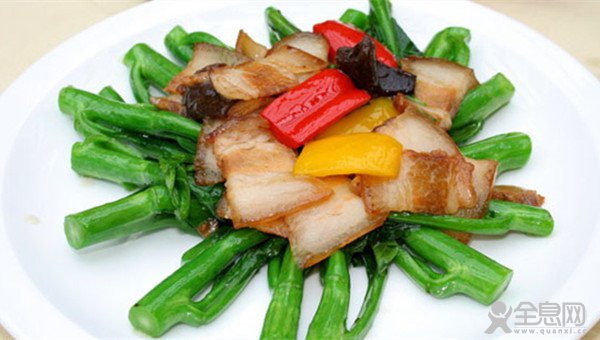口感“淋甜”的鱼松腊肉炒芥兰