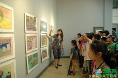 带队老师热情洋溢地为小朋友们讲解儿童画—世界儿童画精品展