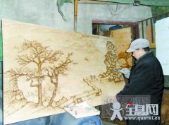湘潭62岁老人用烙铁当笔绘画