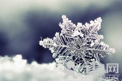 为什么透明的雪花堆在一起就变成了白色？