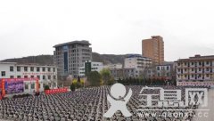 宜川：1700余名考生操场考试 随光照改变座位方向