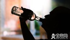 男子为破纪录狂灌56杯烈酒死亡酒吧老板被控误杀