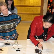 倪萍回应明星书画拍高价：我的作品不值高价