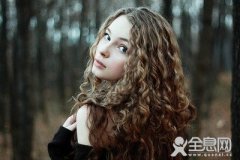 想让卷发更持久快来试试这几招