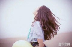 韶华烟云，莞尔一笑间