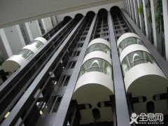 被困电梯时要冷静等待专业人员救援