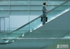 遇到电梯下坠情况采取的保护措施