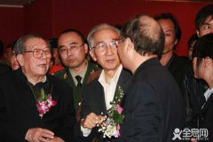 用画笔写“人”的靳尚谊