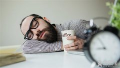 睡觉时 腿时不时的抽动代表什么？