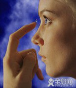 千万注意 戴隐形眼镜入睡可能致盲