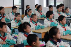 小学放学后，学校免费托管1小时