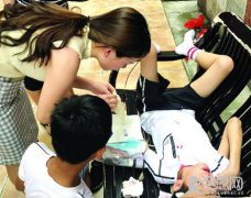12岁男孩撞破头 女护士急救并帮忙送医