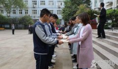 学生给老师颁奖，你见过吗？