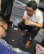 他们在飞机上为老人紧急吸尿【原创评论】