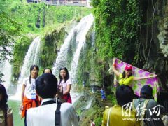 苗家歌舞陶醉中外贵宾