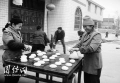 土家族农民打年耙