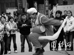 德夯苗寨响起陕北腰鼓