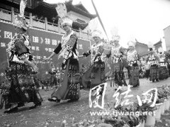 中国凤凰苗族银饰节剪影