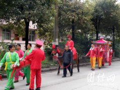 追求低碳生活 龙山风靡无车婚礼