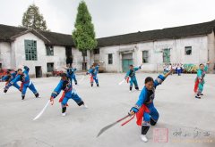 董马库“赶秋”节上的女子武术表演队