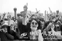 镇江鹭岛长江音乐节落幕 哈林引数万人合唱