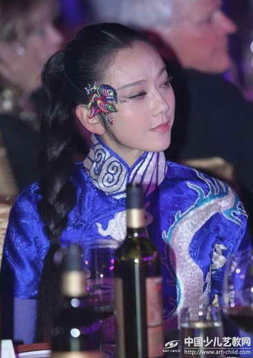 杨丽萍个性妆容配一身龙袍现身某活动