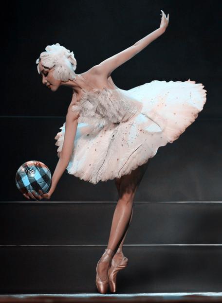 东方天鹅邱思婷“足尖上的世界杯”芭蕾大片