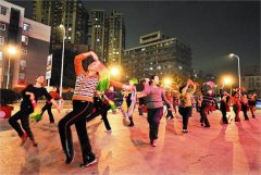 中国大妈饱受非议：广场舞为什么让人痴迷？