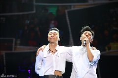 羽泉圣诞演唱会歌迷满场 白百何现场表白