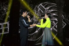 谭维维助阵魏晨演唱会 金曲合唱默契十足