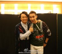 陈奕迅再变林丹妈妈 合影李宗伟遭调侃