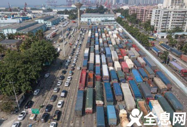 海口：琼州海峡间歇性开停航 旅客车辆有序进出岛