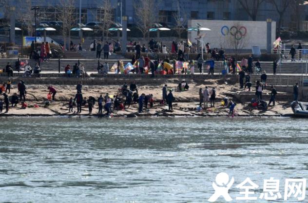 兰州：黄河春暖引游人