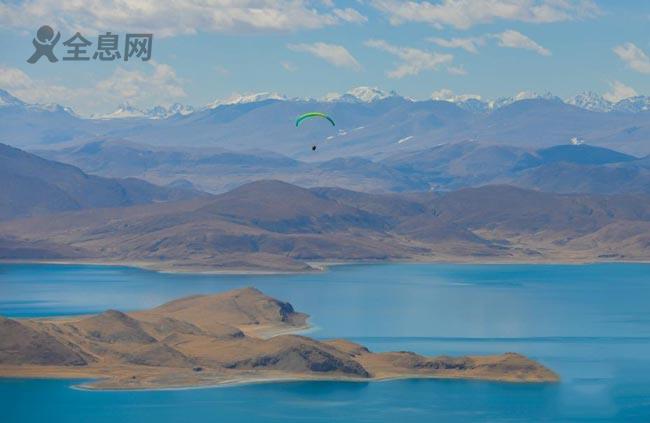 “五一”将至 西藏羊卓雍措吸引游客观光