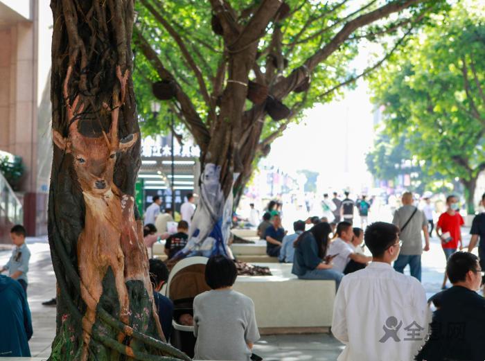 重庆街头现“动物森林” 多彩树绘吸引市民