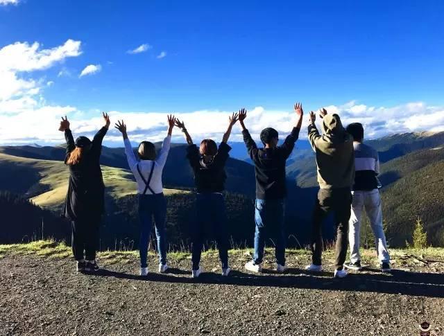 年轻人热衷户外游 喜欢行走在路上