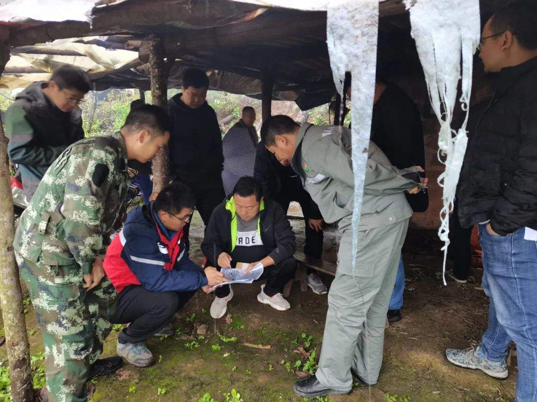 云南普洱：地质调查局失联人员雨衣碎片被发现