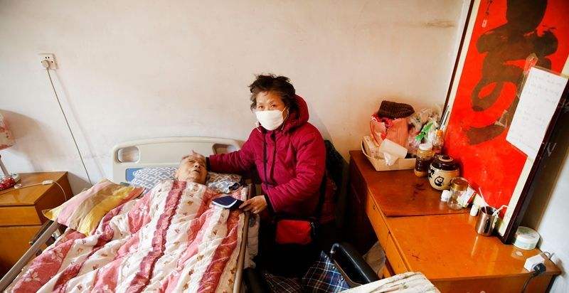 老人意识不清需银行上门服务遭拒 无奈绑轮椅上去银行